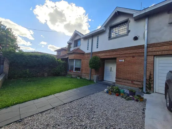 Casa En Venta - 3 Dormitorios 4 Baños - Monte Grande