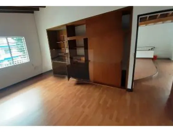 Casa Con Balcon Segundo Piso En Calasanz