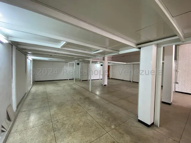 Daniela Linarez Alquila Locales Comerciales Sin Cortes Electricos Con Agua Continua Con Mezzanina 200m2 A Pie De Calle En Plena Avenida Venezuela Zona Centro Barquisimeto