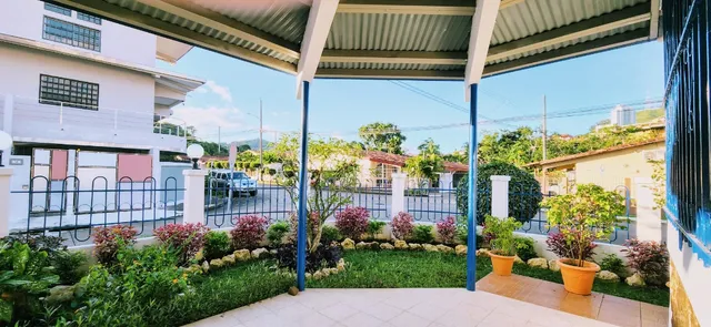 Impecable Residencia Unifamiliar En Esquina, Altos De Panama Etapa 1