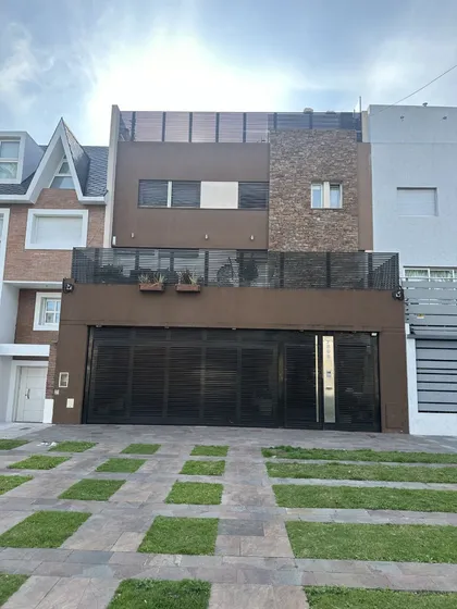 Casa En 2 Plantas 7 Amb.cochera 8 Autos Y Con Ascensor Pleno Barrio Naon Excelente Propiedad