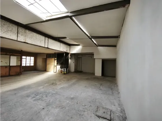 Arriendo Casa Comercial Con 2 Locales, Bodega Y Oficina
