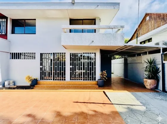 Centrica Y Remodelada Casa En Venta