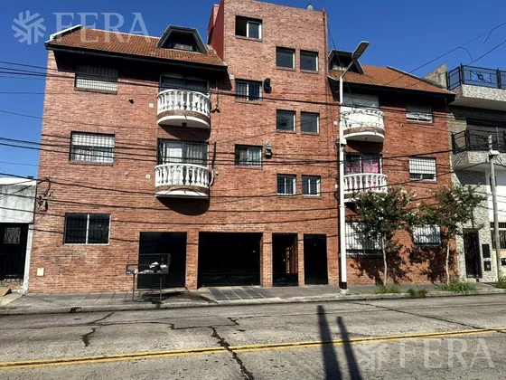 Venta De Departamento 3 Ambientes Con Cochera En Sarandi