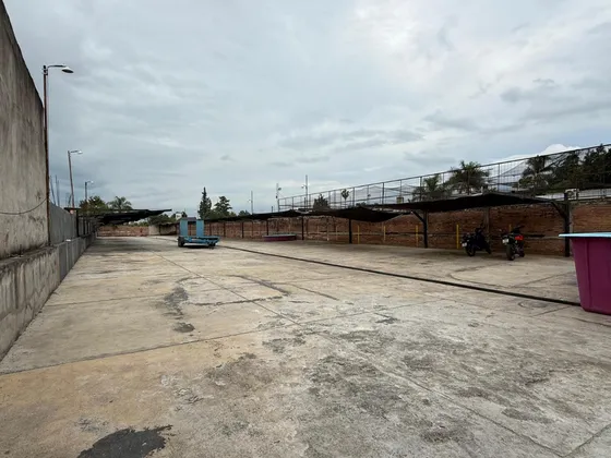 En Alquiler Importante Playa De Estacionamiento Para Uso Logístico, Sobre Av. Aconquija 1ra Cuadra