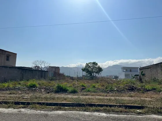 Terreno En Venta De 300m2 En Calle Cerrada Ya Habitada En Jardin Mañongo Naguanagua Aaach 