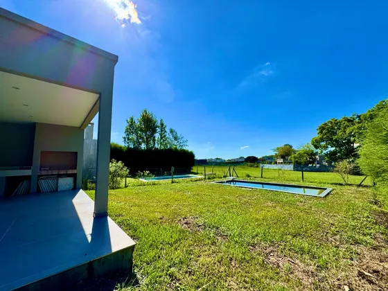 ¡hermosa Casa A Estrenar En Santa Elena - Pilar Del Este!