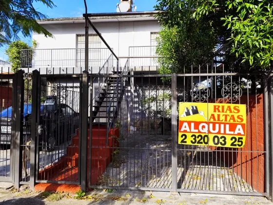 Rias Altas, Muy Buena Casa De Altos, Con Entrada Para Autos!!