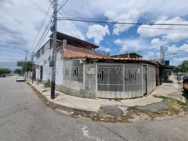 Estrategica Casa Comercial A Pie De Calle En Cabudare. Zona De Alto Trafico Vehicular Y Peatonal. Tiene 2 Locales A Pie De Calle. Mls #25-6603 Pm