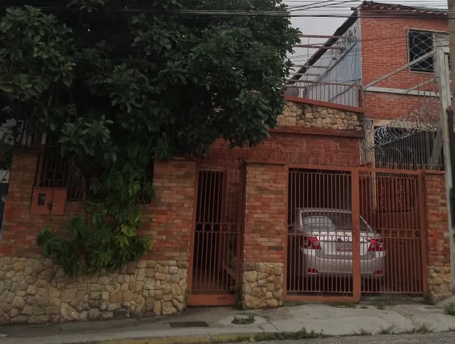 En Venta Casa A Pie De Calle En La Urbanización Montecristo. Az.