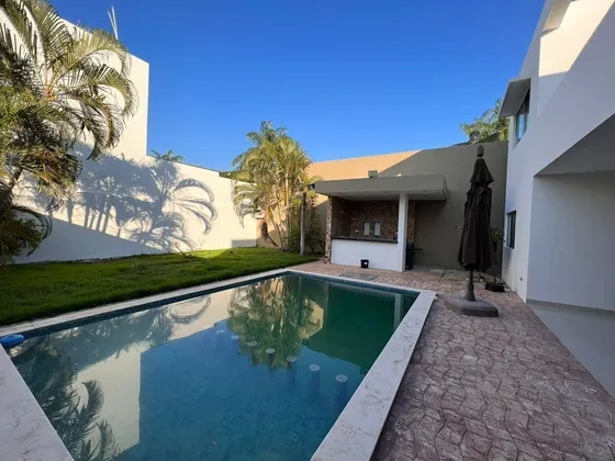 Casa En Reventa De Dos Plantas, Ubicada En El Norte De Merida, En Montebello