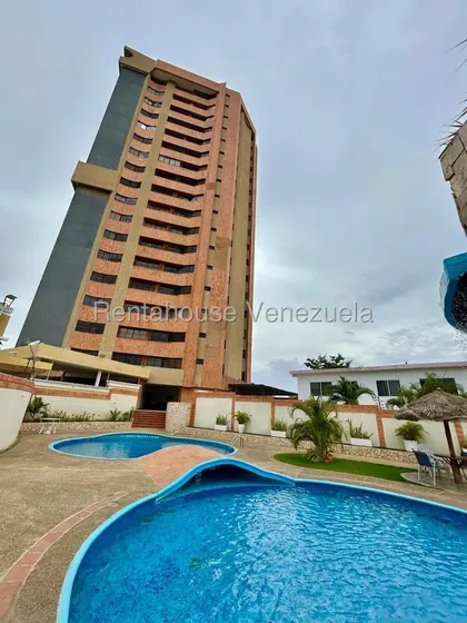 Apartamento Con Piscina En Alquiler En Tierra Negra Yh