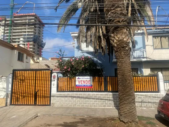 Casa Uso Comercial 05 Dormitorios 03 Baños Y Estacionamiento