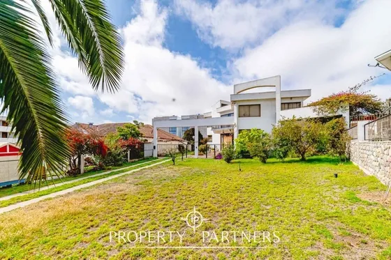 Oportunidad!! Gran Casa Sólida De Dos Niveles En E...