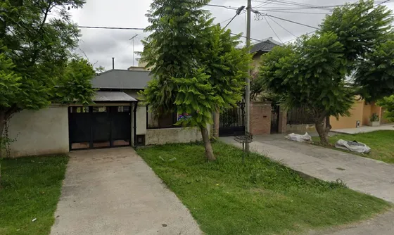 Casa De 2 Dormitorios, Jardin Y Garage Cubierto - Gonnet 