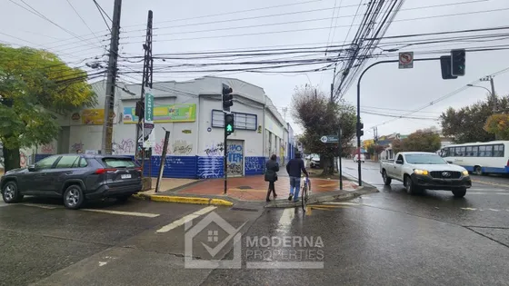 Local (2) En Esquina De Alto Tráfico - 552 M2 Totales