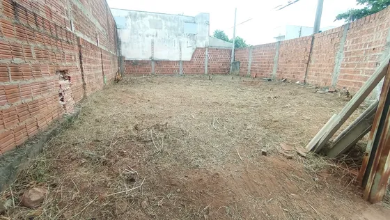 Vende-se Terreno Com Ótima Localização 