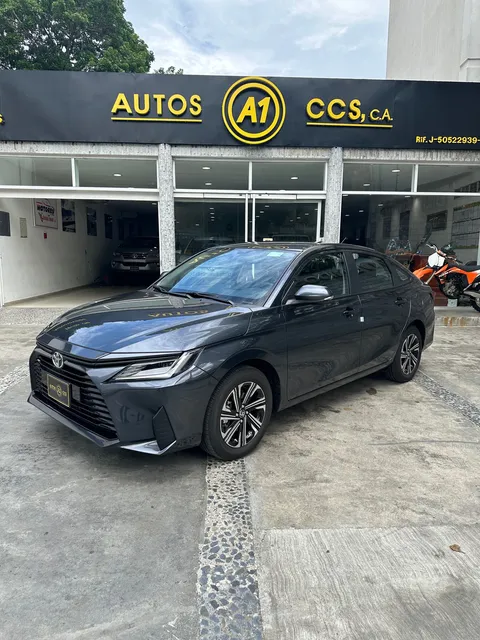 Toyota Yaris Sedán E