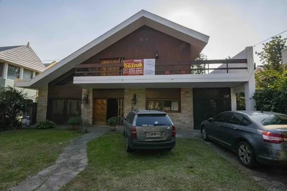 Casa De 5 Ambientes   Dependencia De Servicio En Venta, En San Isidro.
