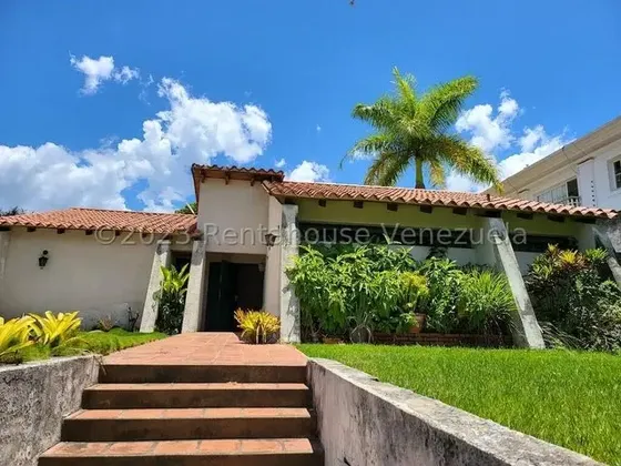 Bella Casa Para Actualizar A Su Gusto En Venta En Prados Del Este, 25-20320
