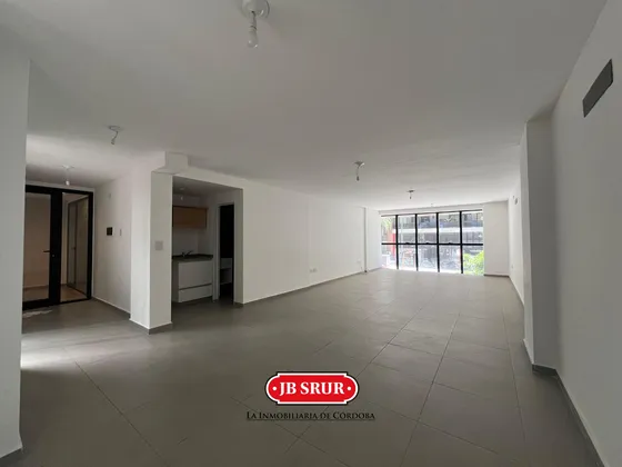 Local En Venta En  Nueva Córdoba Con Patio Interno, Baño, Bacha Y Muebles De Cocina Para Guardado
