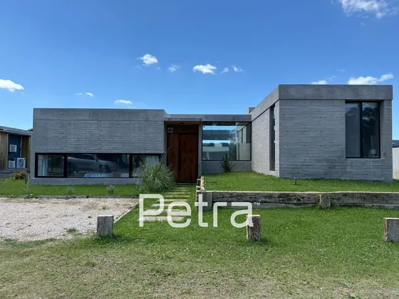 Casa En Venta De Hormigón Visto En Costa Esmeralda