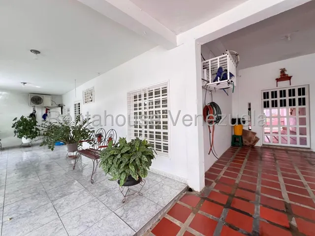 Moderna Casa En Venta Urb Corinsa, Maracay 25-16729 Hc