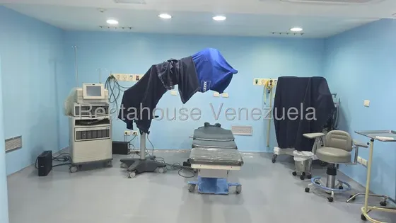 Yb Se Ofrece En Venta Consultorio Medico Con Quirofano En Catedral #27-3076