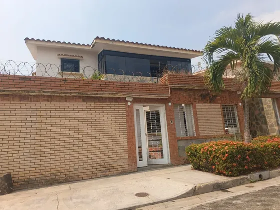 Global Vende  Casa  Quinta  De 2 Niveles, 280mts, Urbanización Trigal Norte Semi Amoblado 