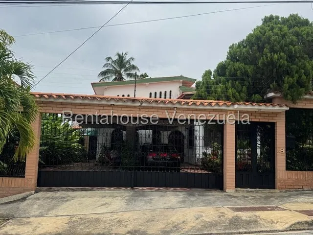 Buscas Una Casa Espaciosa Para Tu Familia Y En El Este De La Ciudad? Te Presentamos Esta Excelente Casa De 2 Niveles, Ubicada En Colinas De Santa Elena 