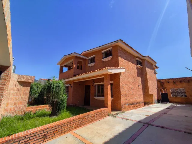 En Venta Casa De Dos Niveles Ubicada En La Urbanización Valles De Camoruco, Calle Cerrada. Dj