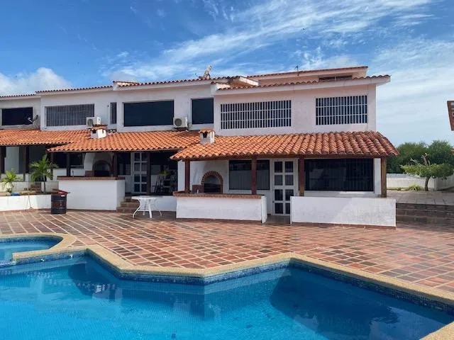 Townhouse Ubicado En La Calle El Carite De La Urbanizacion  Playa El Angel Ic-00365
