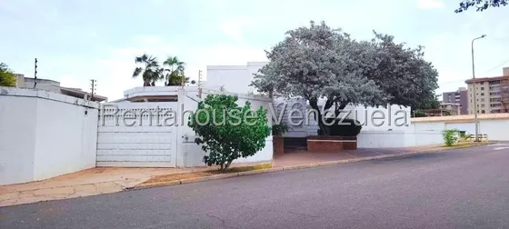 Casa En Venta Con Piscina En Tierra Negra Cb