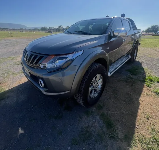 Mitsubishi L200 2.4 Cabina Doble 4x2 Mt