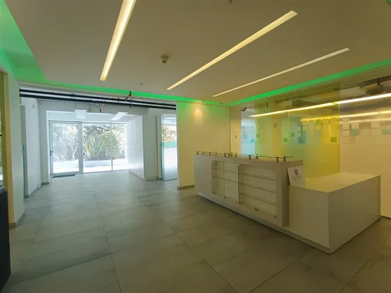 Excelente Oficina Con Terraza En Sector Metro P. De Valdivia