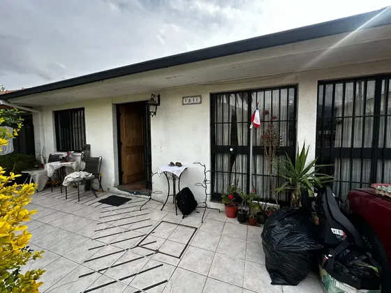 Casa Al Interior De Pasaje Cerrado Con Gran Terreno