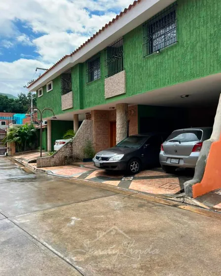Venta Tonwhouse Urb. Barrio Sucre, Conjunto Privado, Maracay, Aragua