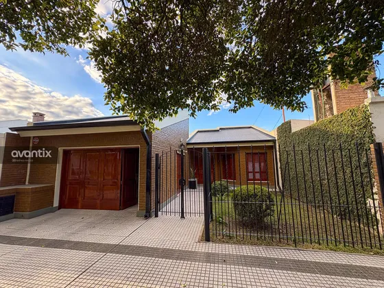 Casa Amplia En Barrio Belgrano - Apta Crédito