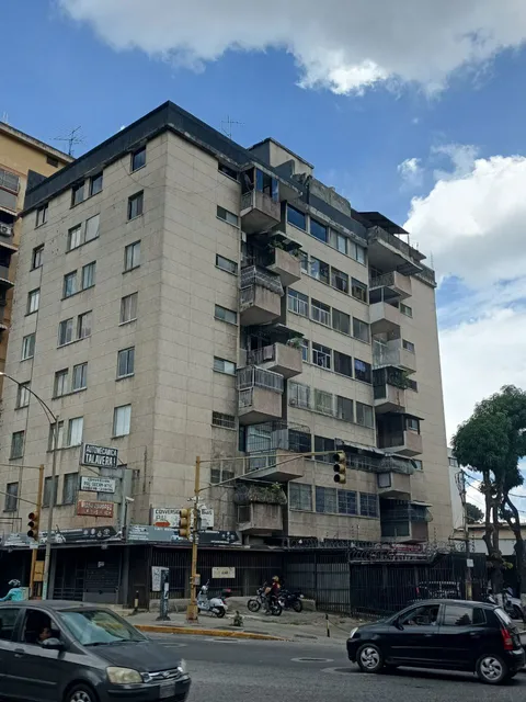 Vende Apartamento En Av. Rómulo Gallegos Ubicación Privilegiada Frente A La Iglesia Claret, A Solo Una Cuadra Del Metro Los Dos Caminos. 