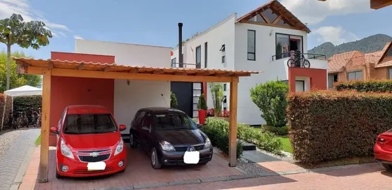 Vendo O Permuto Casaquinta Chia $950 Millones. 5 Parqueaderos. Permuto Por Casa O Apto Hasta 400 Mm