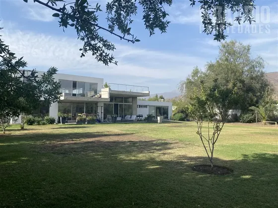 Casa En Venta De 4 Dorm.chicureo, Colina