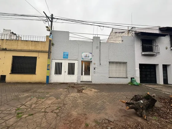 Casa 3 Dormitorios Con Patio En Barrio Luis Agote. Excelente Ubicación
