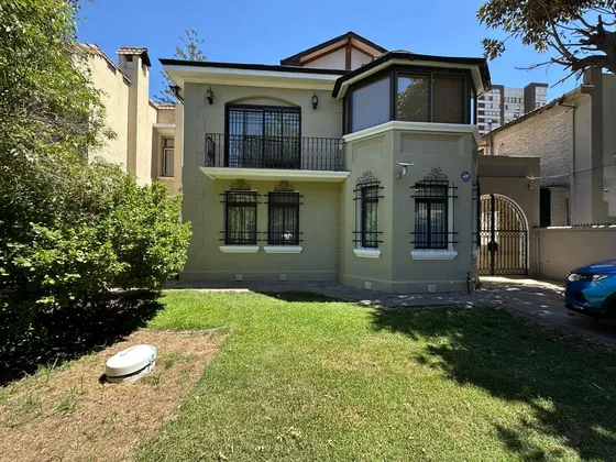 Casa Remodelada De 3 Pisos Con Gran Potencial Comercial