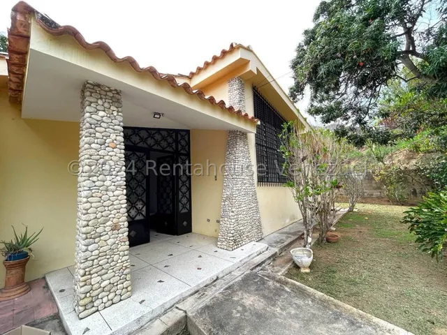 Excelente Casa En Venta Con Amplio Terreno De 1040 Metros Cuadrados Los Rauseos Maracay Excelente Ubicación Lista Para Firmar Nela 25-14367