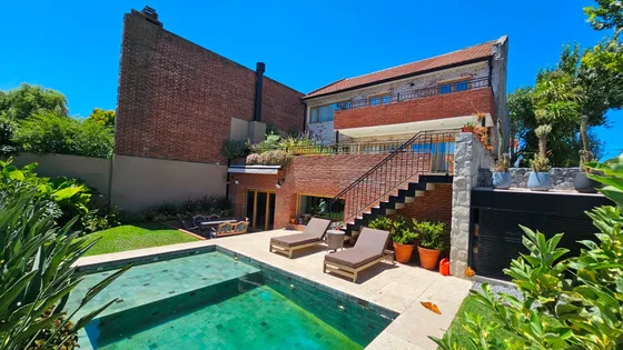 En Venta. Casa De 5 Ambientes Totalmente Reciclada Con Garage, Quincho Y Parque Con Piscina. Los Troncos.