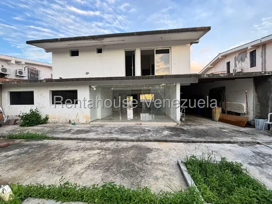 Carlina Montes Vende Casa De Dos Plantas A Remodelar Al Este, Estilo Moderno, A Concluir, Tanque Subterraneo
