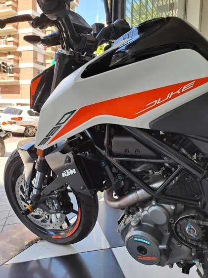 Duke 390