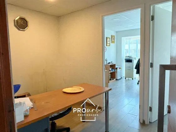 Oficina En Venta En La Reina, Excelente Ubicación