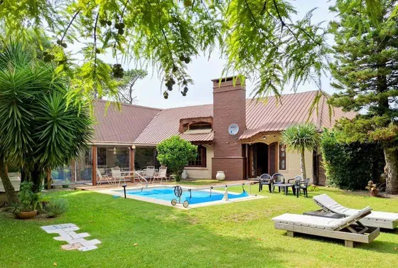 Casa En Venta De 6 Dormitorios C/ Cochera En Barrio Córdoba