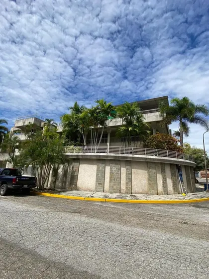 Casa En Valencia, Altos De Guataparo. 3 Niveles. Zc.p